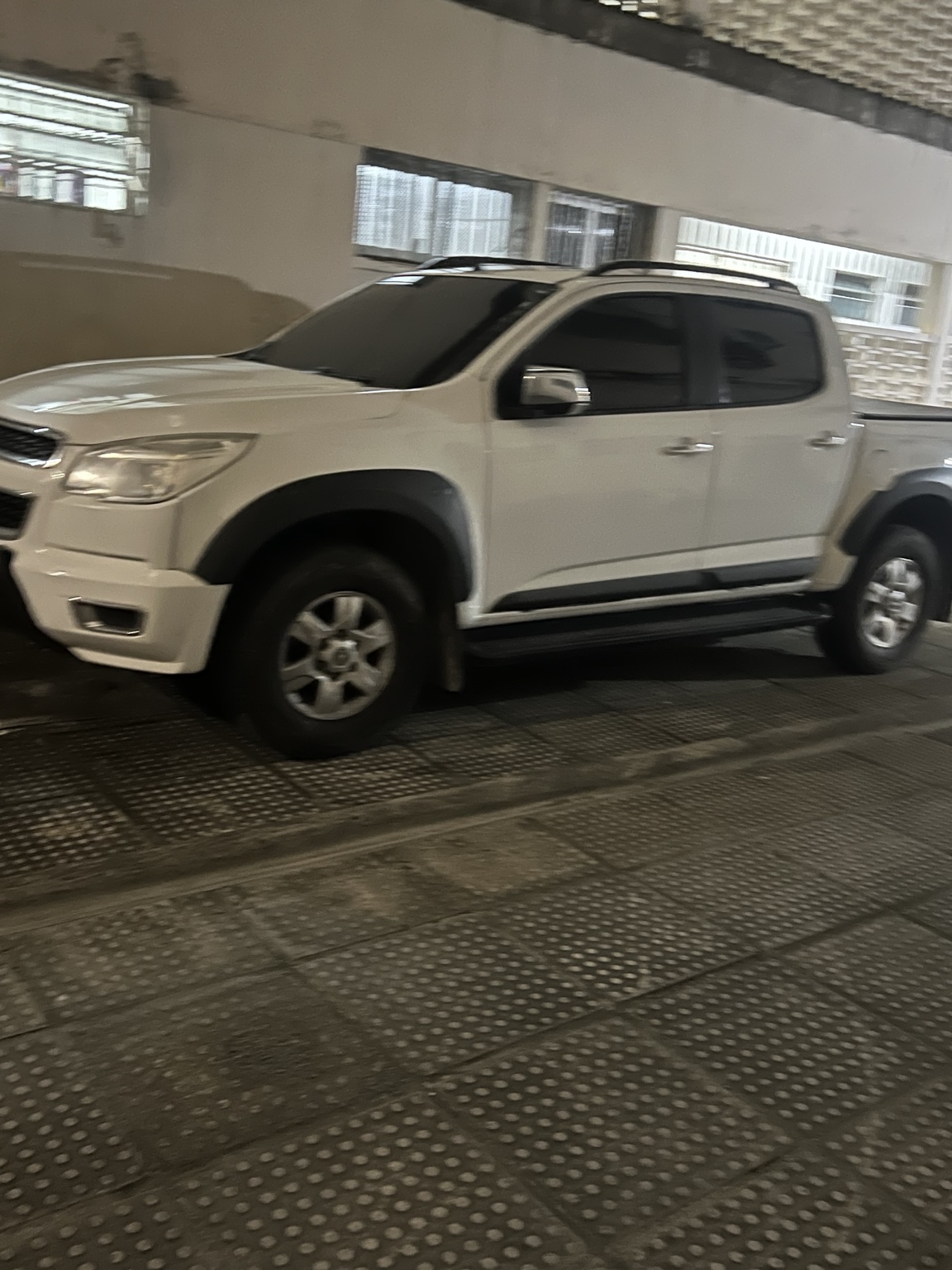 S10 LTZ branca usada no serviço de transfer em Recife